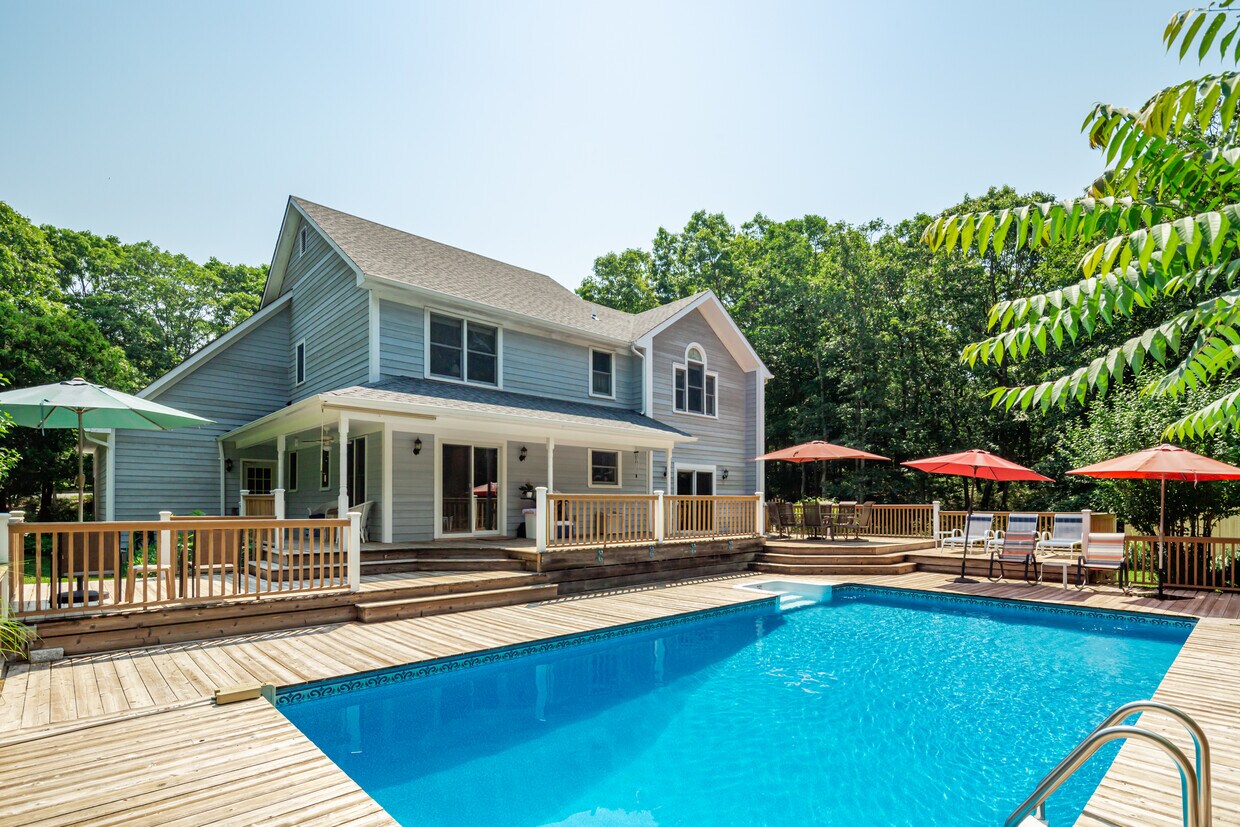 Foto principal - 8 Fairway Dr