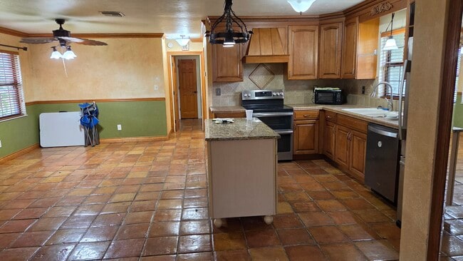 Building Photo - 13700 SE 54th Ct