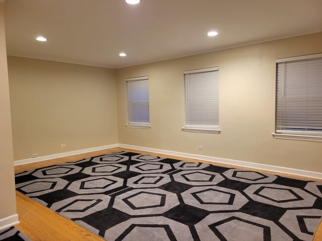 Building Photo - 6116 N Hamilton Ave