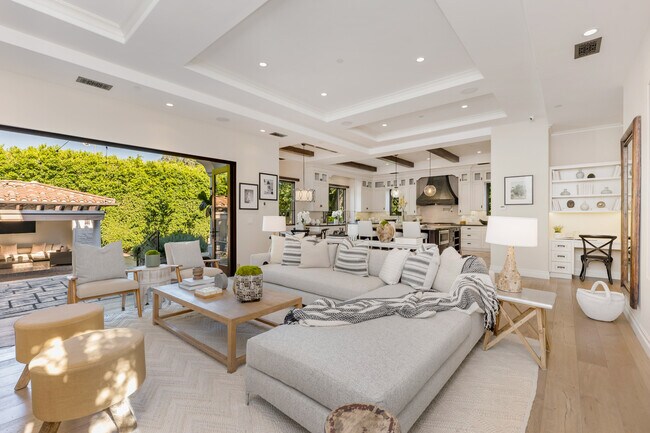 Building Photo - 5356 Encino Ave