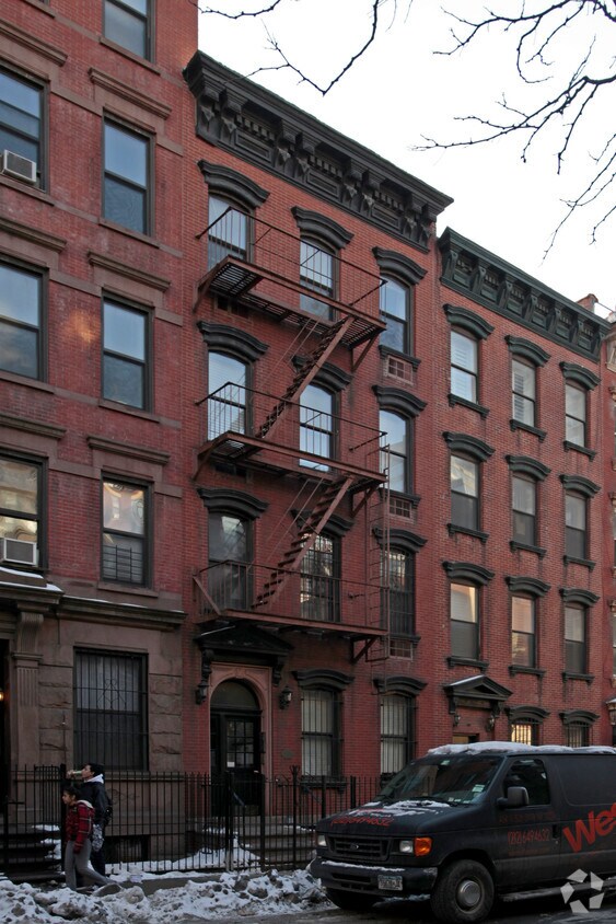 Foto del edificio - 454 W 50th St