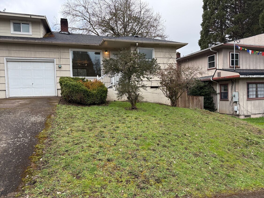 Updated 2 bedroom 1.5 bath duplex in Eugene! - Updated 2 bedroom 1.5 bath duplex in Eugene!