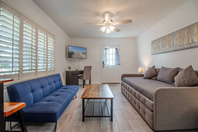 Building Photo - 3037 Peel Ave