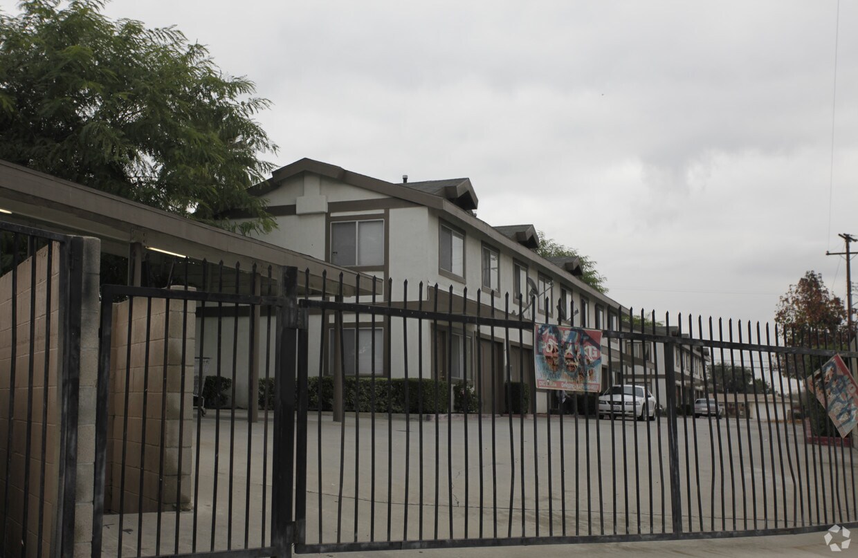 Primary Photo - 1405 N Grove Ave