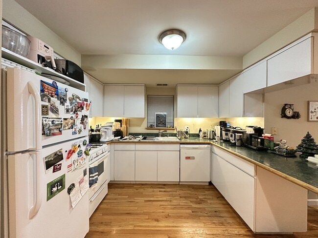 Building Photo - 3345 N Southport Ave