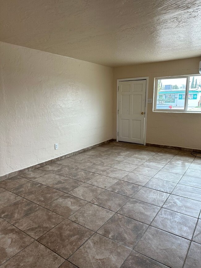 Building Photo - Great 1 Bed 1 Bath located near NMSU