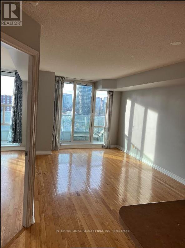 Photo du bâtiment - 1 Elm Dr W