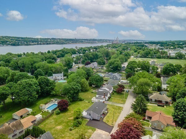 Foto del edificio - 98 Hargreaves Ave