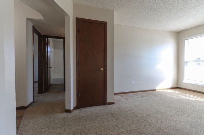 Building Photo - 2503-2503 E Morris Dr