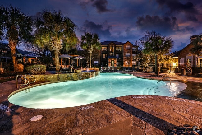 Building Photo - River Pointe