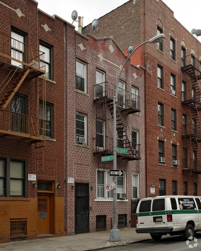 Building Photo - 2776 Valentine Ave