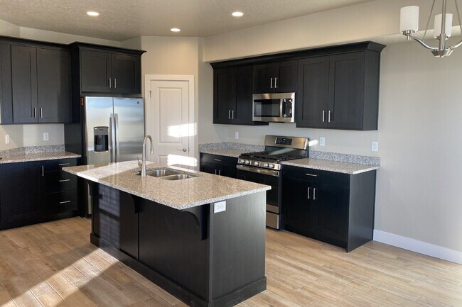Foto del edificio - "Spacious 4-Bed Townhouse Oasis with 2.5 Baths in Scenic Hurricane, UT!"