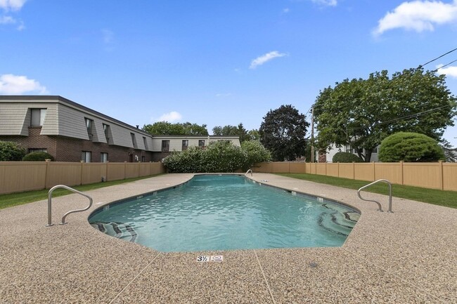Building Photo - 5 Hallmark Gdns