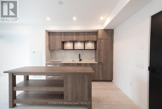 Building Photo - 505 Richmond St W