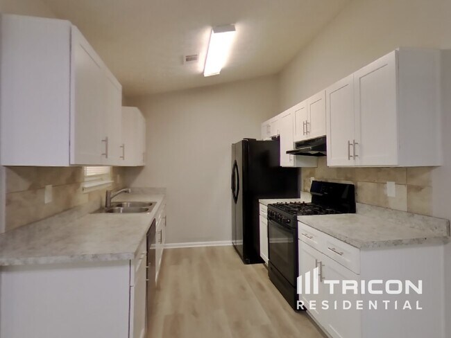 Foto del edificio - 270 Rosewood Dr
