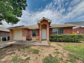 Building Photo - 2025 Hollow Creek Dr