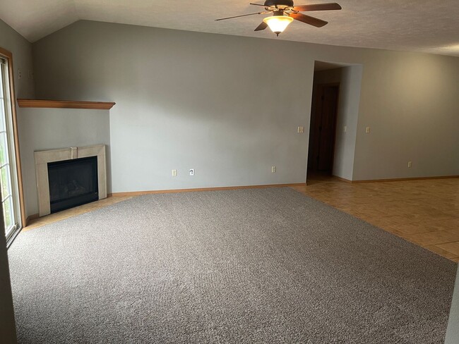 Foto del edificio - 705-707 E Watermill Cir