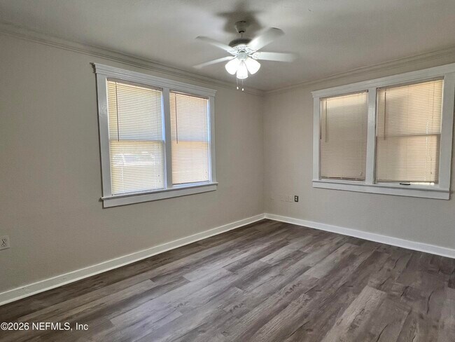 Building Photo - 821 Cove St