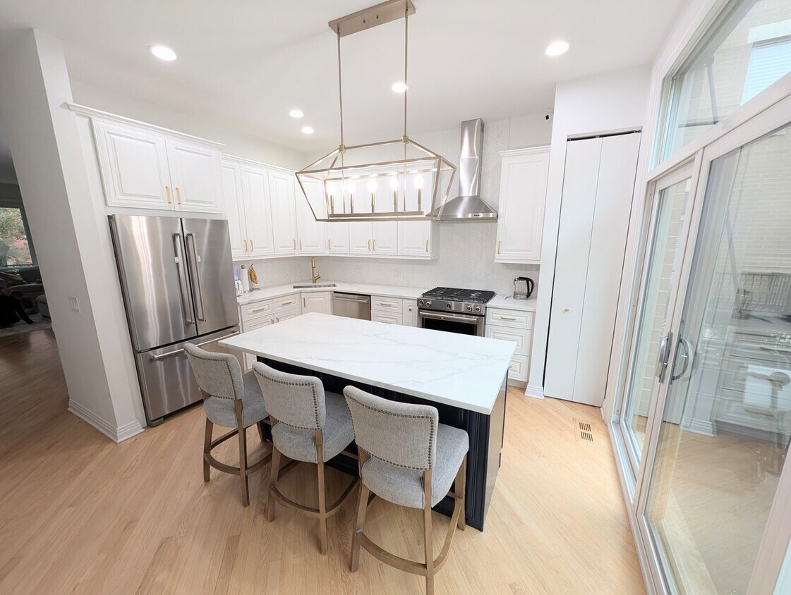 Foto principal - Stunning rehabbed 3-Bedroom Townhome in Fu...