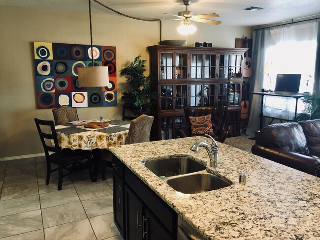 Foto del edificio - 1627 Band Saw Dr NW