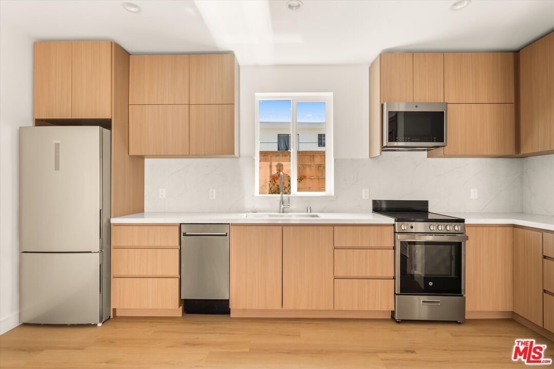 Foto principal - 5912 1/2 Mammoth Ave