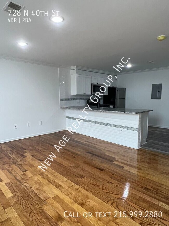 Foto del edificio - Four Bedroom, Bi-level Apartment in Belmon...