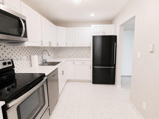 Building Photo - 20505 E Country Club Dr