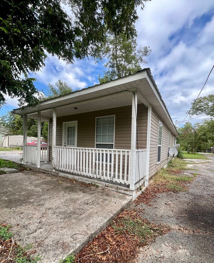 Foto principal - 2 BED/1 BATH HOUSE
