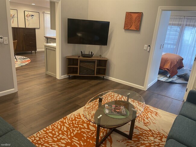 Building Photo - 2 br, 1.5 bath Duplex - 60 Rugg Road A