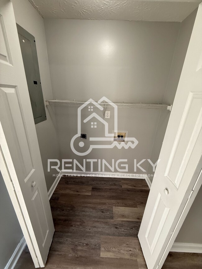 Building Photo - Newly Renovated 2-Bed, 1.5-Bath Townhouse!