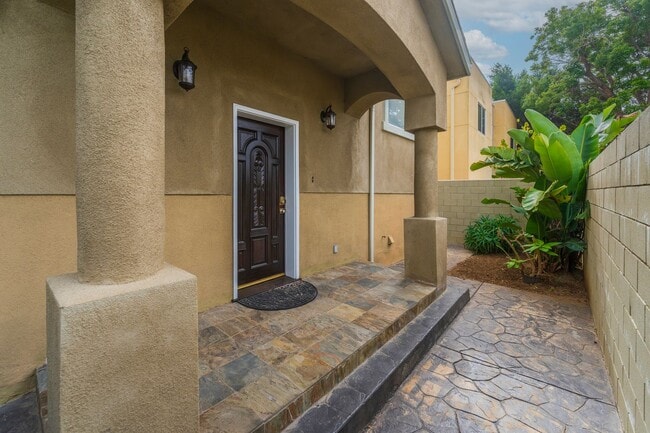 Building Photo - Spacious and Quiet Hawthorne Home!