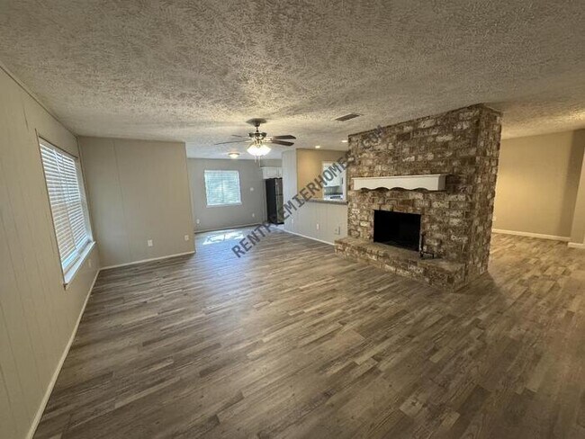 Foto del edificio - 3214 Three Pines Dr