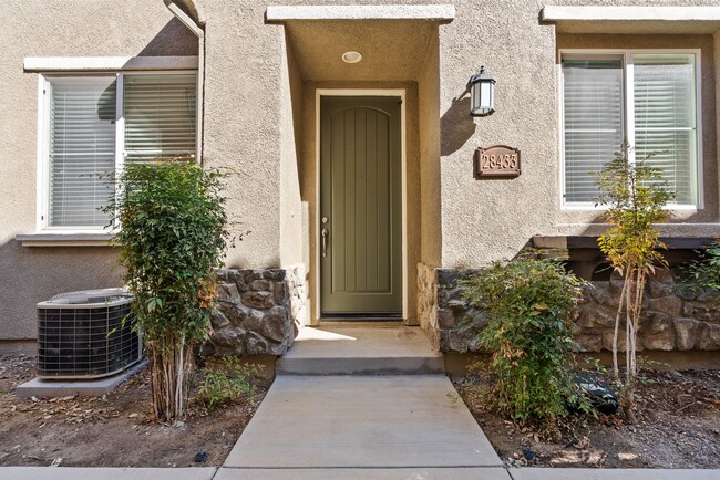 Building Photo - Charming 3-Bedroom Mariposa Townhome for R...