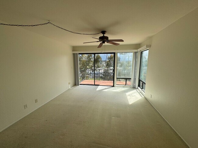 Foto del edificio - Tierrasanta 2 Bed, 2.5 Bath Canyon Townhom...