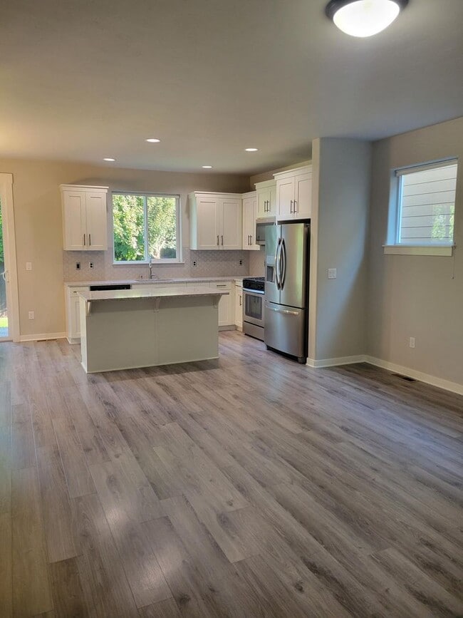 Building Photo - Contemporary 3-Bedroom with Loft & Luxe Ki...