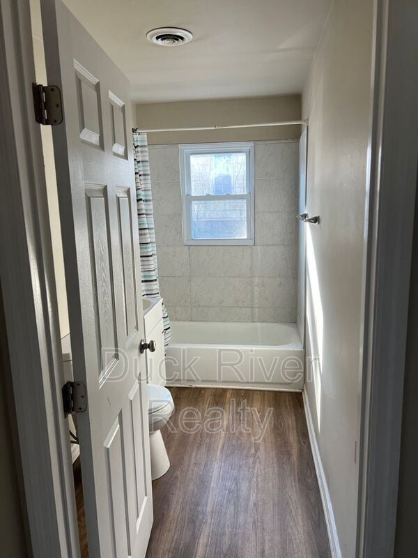 Building Photo - 610 E 8th St