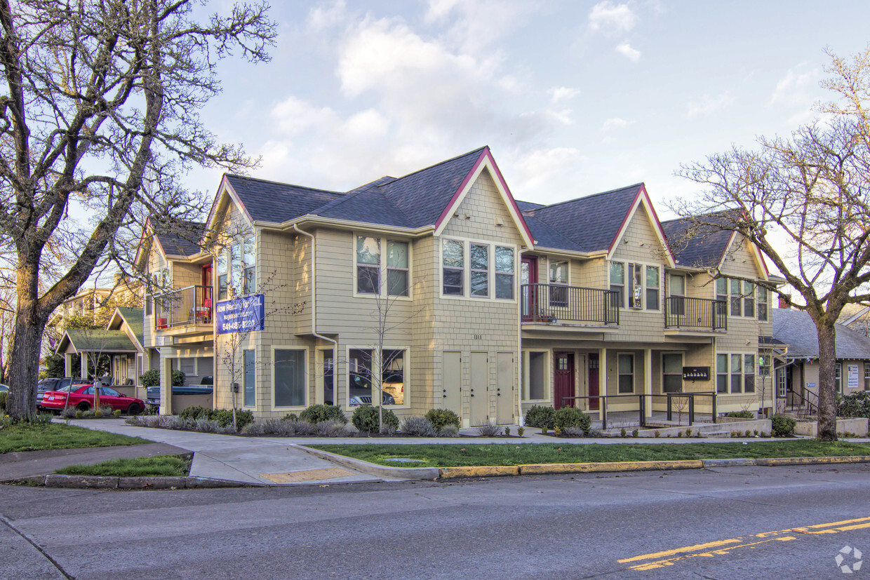 Primary Photo - U of O Campus 6-Plex Apartment Building