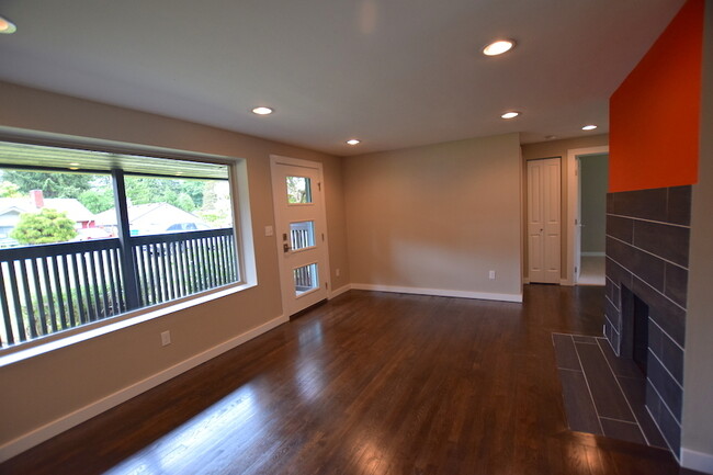 Building Photo - Modern 3 bed/1.75 bath in GREAT Shoreline ...