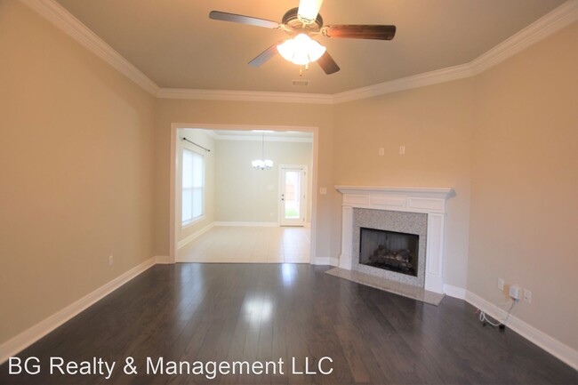 Foto del edificio - 3 br, 2 bath House - 5765 Kings Canyon Rd