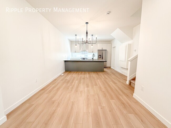 Photo du bâtiment - Modern 2 Beds, 2.5 Baths Main Floor/ Upper...