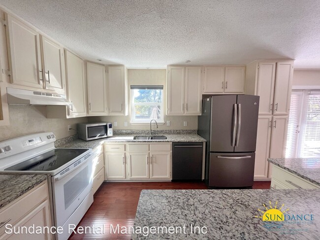 Building Photo - 4 br, 3 bath House - 613 32nd Street