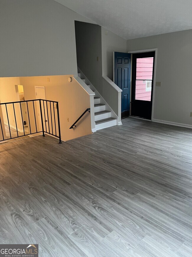 Foto del edificio - 1560 Pin Oak Ln SE