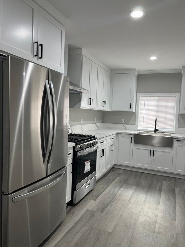Appliances - 808 E La Deney Ct