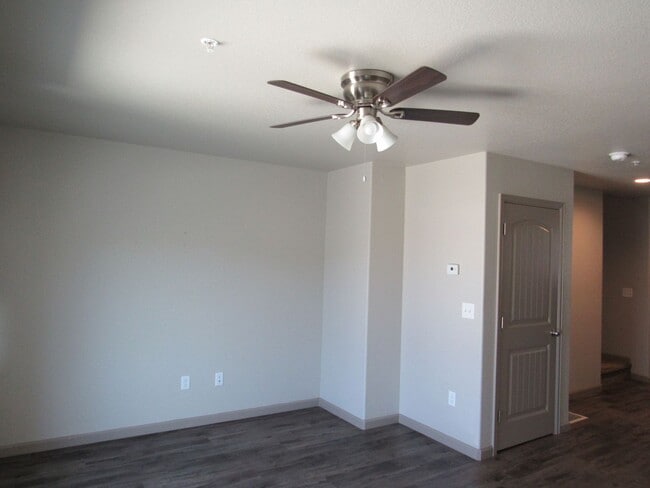 Building Photo - Newer Westside Townhouse
