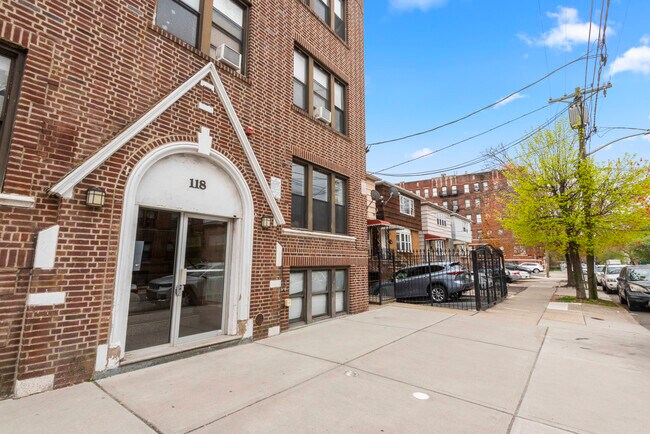 Foto del edificio - 118 Corbin Ave