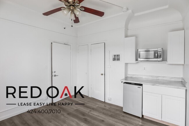 Foto del edificio - MOVE-IN SPECIAL! Bright Bachelor With Kitc...