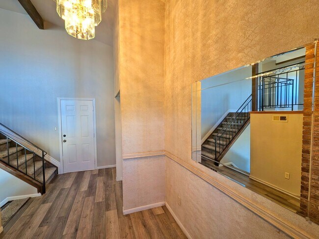 Building Photo - 5 Bedroom Three Bath, Great Location