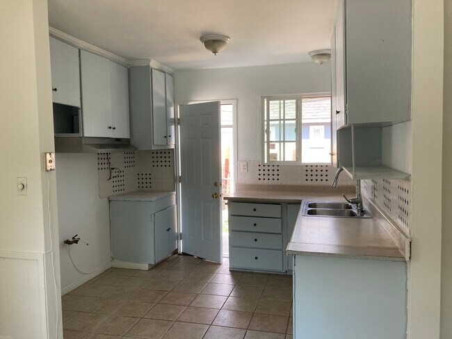 Kitchen - 1820 E Orange Grove Blvd