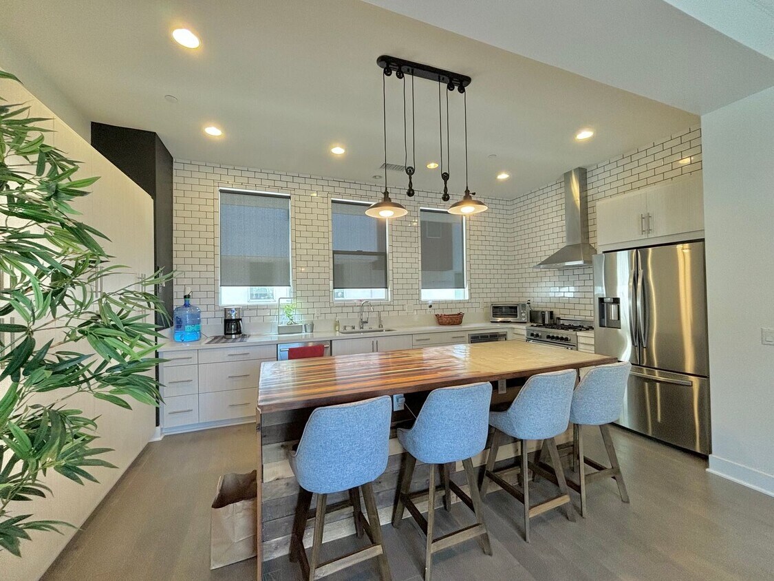 Primary Photo - Stunning Silver Lake Townhouse (2-BR/2.5-B...