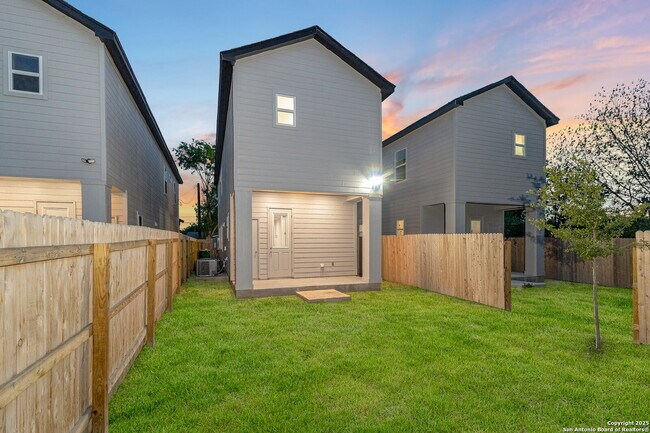 Foto del edificio - Charming 3-Bed Custom Luxury Rental with 2.5 Baths near Downtown San Antonio – 1668 Sq Ft of Comf...